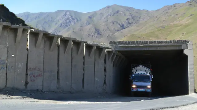 دا لار د افغانستان په څو لسیزو جګړو کې هم تر ډېره حده ویجاړه شوه. په ۱۹۹۸ کال کې شمالي ټلوالې د دې تونل جنوبي خوله والوځوله چې طالبان شمال ته له ورتګه منع کړي.