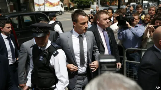 John Terry tiba di pengadilan untuk mendengar vonisnya.
