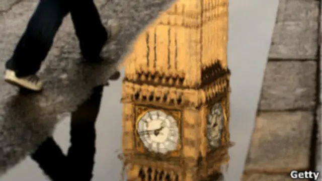 Лондонский Биг Бен (отражение в луже)