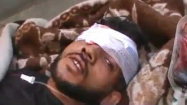 Aktivis menayangkan video yang memuat gambar korban serangan di Tremseh.