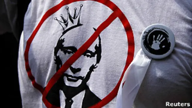 مخالفان پوتین او را به فساد گسترده و ایجاد شبکه‌های مافیایی متهم می‌کنند