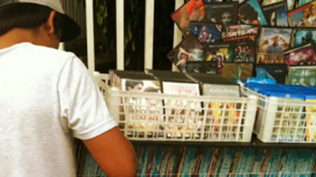 Quiosco con DVDs pirata expuestos