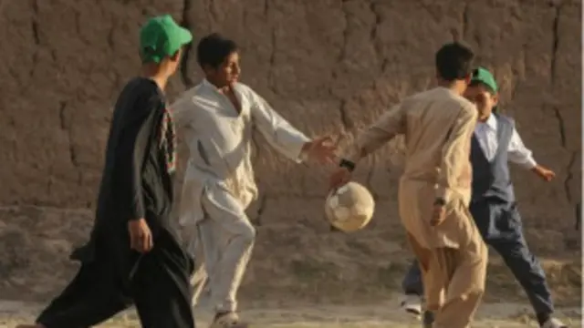 فوتبال بازی کردن در افغانستان هنوز یک سرگرمی به شمار میرود، نه یک "حرفهی مسلکی و درآمدزا".