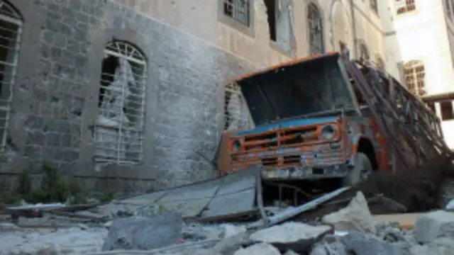 سكان حمص يشكون تردي الأحوال المعيشية ويريدون نهاية للعنف