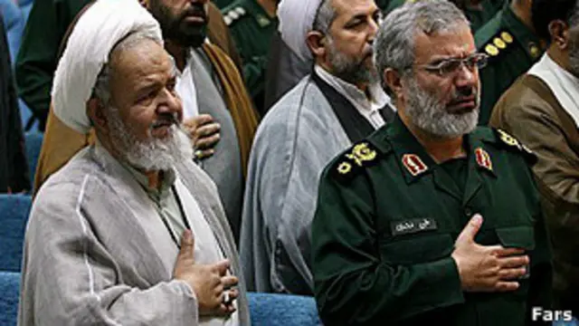 از راست فرمانده نیروی دریایی و نماینده آیت الله خامنه ای در سپاه پاسداران انقلاب اسلامی