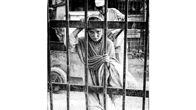 ډېری ماشومانو د باچامېنې له کلي راځي چې دې پولې ته نژدې پروت دی. د باچا مېنې په کلي کې ډېر افغان کډوال اوسيږي. دا کلی خالي شوی وو خو بېرته کورنۍ ورته ولېږدېدې. ځینې ماشومان بیا د پېښور، نوښار او باجوړ له سیمو د کار لپاره راځي او د شپې لخوا په تورخم کې په کرایه شوو خونو کې اوسيږي.