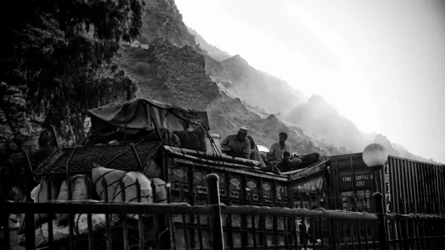 دا د ډیورند کرښه ده چې بلوڅ او پښتانه يې له خپلو عزیزانو جلا کړي او د پاکستان ـ افغاستان د حکومتونو تر منځ د لانجې یو دلیل دی. پر همدې لار افغان کډوال هره ورځ اوړي را اوړي.