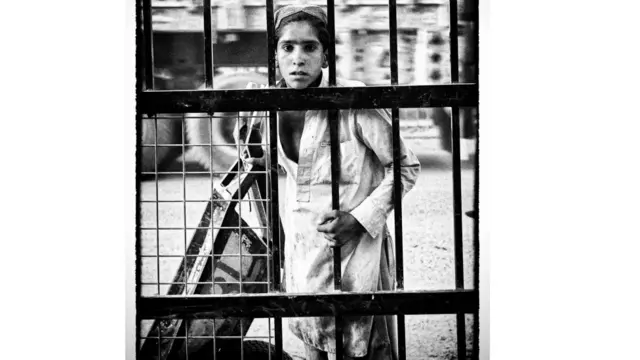 هغه هلکان چې له پولې پورې غاړې توکي اړوي را اړوي ماښام مهال په کراچیوو کې ارام کوي.