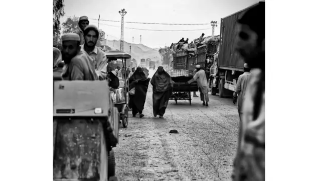 دا کرښه په ځانګړې توګه پښتنو ته پوله نه ده. کله نا کله د ورځې څو ځلې دوی اوړي را اوړي چې خپل او خپلوان وويني او یا هم بل لور ته کار وکړي. پر پوله کنټرول يا څار نشته خو په رسمي کرښه ویزه او پاسپورټ لیدل کيږي.