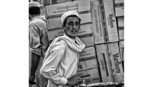 زلمي هلکان د پولي پورې غاړي توکي او خلک په لسګونو ځله اړوي را اړوي.