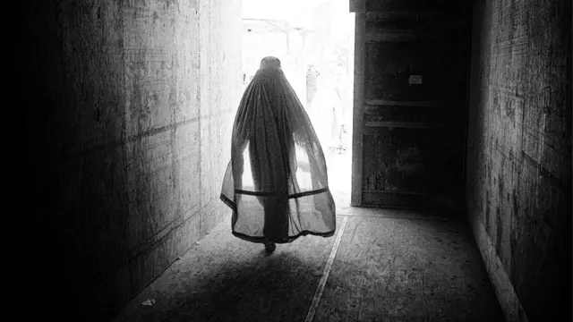 ښځينه افغان سرحدي پولیس هر هغه مېرمن تالاشي کوي چې افغانستان ته اوړي.