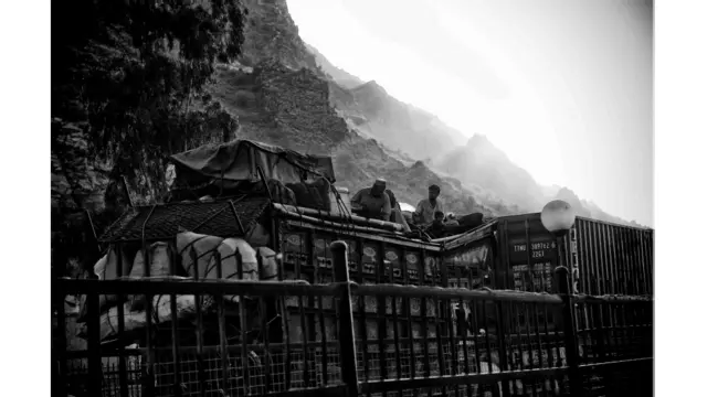 د تورخم پوله د پاکستان او افغانستان تر منځ د سودا ګرۍ اصلي لار ده. دا پوله د خلکو د تګ را تګ له امله محسوسه ده.