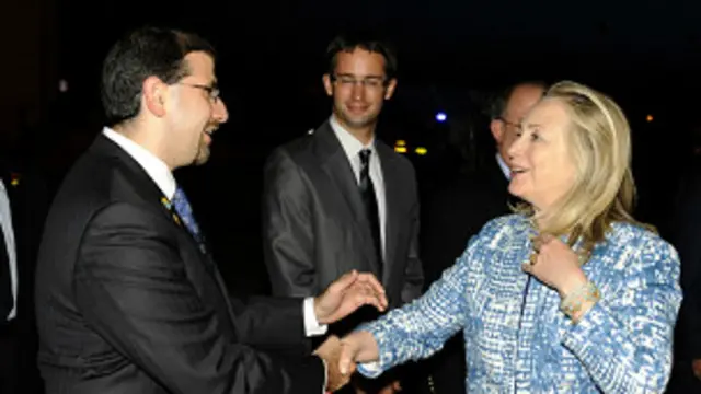 Menlu AS Hillary Clinton tiba di Israel setelah berkunjung ke Kairo.