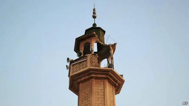 Sebuah menara masjid di kota Tramseh, Suriah, hancur setelah serangan pasukan Suriah.