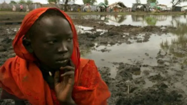 يعيش كثير من السودانيين في منازل مبنية من الطين يمكن للامطار تدميرها بسهولة.
