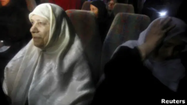 خانواده ها در حالی که از مرزهای نوار غزه عبور می کنند