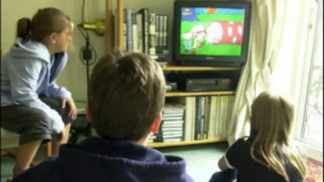 ماہرین کا کہنا ہے کہ بچوں کو روزانہ دو گھنٹے سے زائد ٹی وی نہیں دیکھنا چاہیے۔