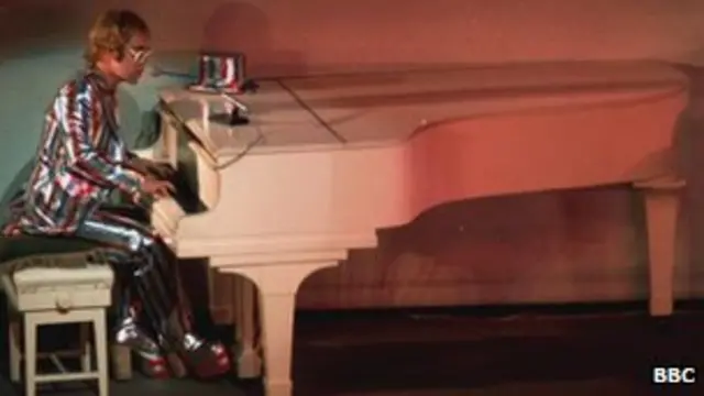 سر التون در اوایل زندگی حرفه ای اش، سبک خود را تثبیت کرد