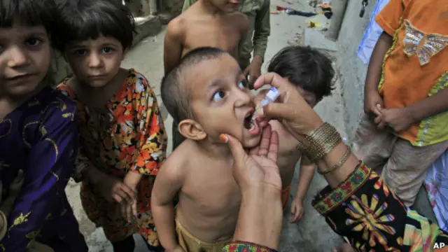 Vaksinasi di Pakistan pada Juni 2012