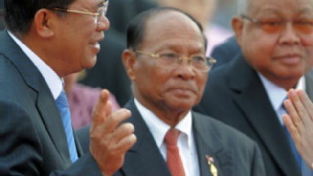 Chủ tịch Quốc hội Campuchia Heng Samrin (giữa)
