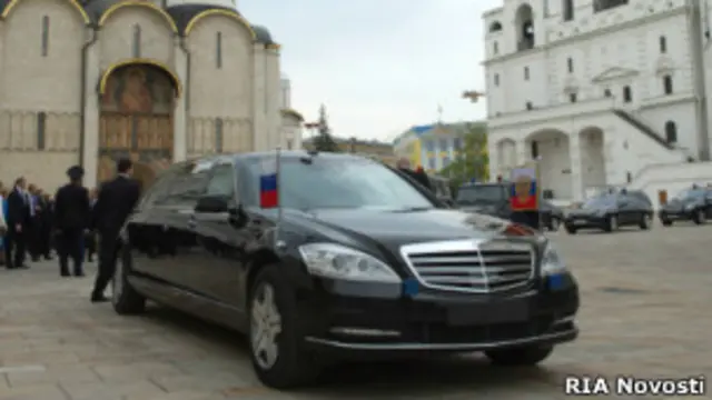 Автомобиль из кортежа без номеров