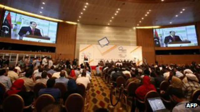 Politisi senior berkumpul mendengarkan hasil pemilu di sebuah hotel di Tripoli.