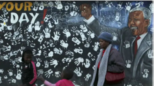 زمانی که نلسون ماندلا پس از ۲۷ سال از زندان آزاد شد، ذهن و خیال مردمان سراسر جهان را تسخیر کرده بود