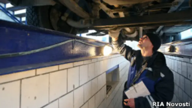 Работник пункта техосмотра