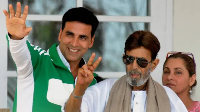 راجیش کھنہ ایک طویل عرصے سے بیمار تھے اورگزشتہ ماہ ان کی طبعیت زیادہ خراب ہوگئی تھی۔ تاہم ہسپتال سے واپسی کے بعد وہ اپنی اہلیہ ڈمپل کپاڈیہ اور داماد اکشے کمار ہمراہ مداحوں اور میڈیا کے سامنے آئے۔