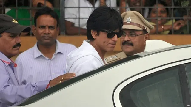 اداکار شاہ رخ خان بھی ممبئی میں راجیش کھنہ کی رہائش گاہ پر پہنچنے والے فلمی ہستیوں میں سے ایک تھے