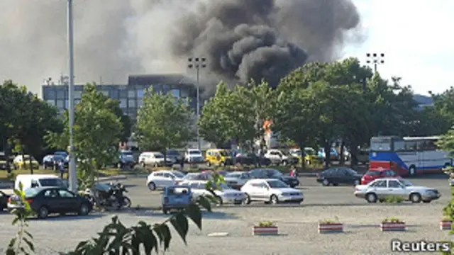 Очевидцы сообщают, что в результате взрыва на стоянке в аэропорту Бургаса сгорели три автобуса