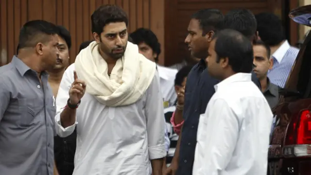 ممبئی میں ہی جمعرات کو راجیشن کھنہ کی آخری رسومات ادا کی گئیں۔ ابھیشیک بچن اور ان کے والد امیتابھ بچن انہیں خراج عقیدت پیش کرنے ان کی رہائش گاہ پر پہنچے۔