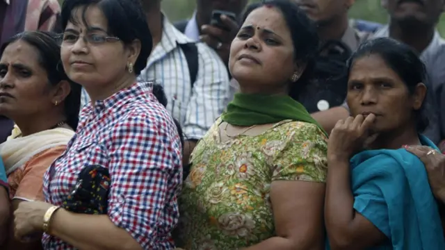 راجیش کھنہ کی آخری جھلک دیکھنے کے لیے عوام کی خاص طور سے ان کی خواتین مداحوں کی بھیڑ جمع ہوگئی۔ وہ اپنے دور میں خواتین میں بےحد مقبول تھے