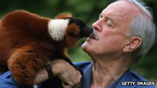 Джон Клиз и лемур