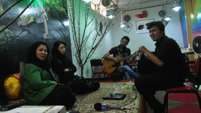 در آمد کافه‌ی 'تاج بیگم' برای تامین مالی یک مرکز بازپروری معتادان در کابل هزینه می‌شود
