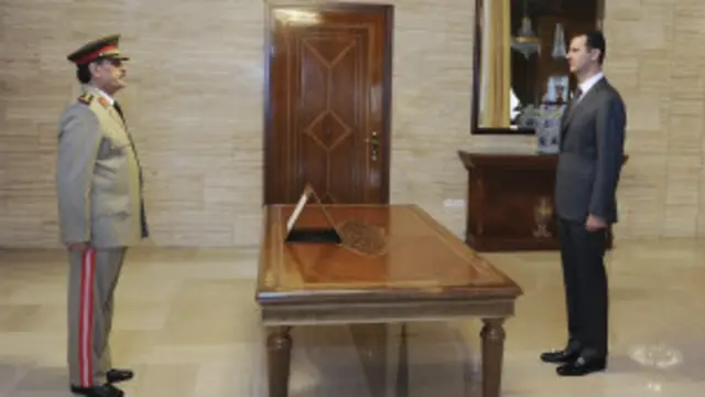 Shugaba Bashar Al-Assad na Syria lokacin da yake rantsarda sabon ministan Tsaro.
