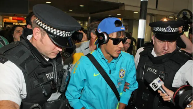 Bintang sepak bola Brasil, Neymar, saat tiba di London.