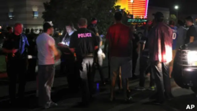 අව්රෝරා සිනමා ශාලාව ඉදිරිපිට රැස්ව සිටින ජනතාව