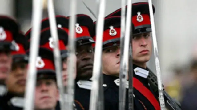 شهزاده ویلیام نواده ملکه بریتانیا در سال ۲۰۰۶ از اکادمی سندهرست فارغ شد.