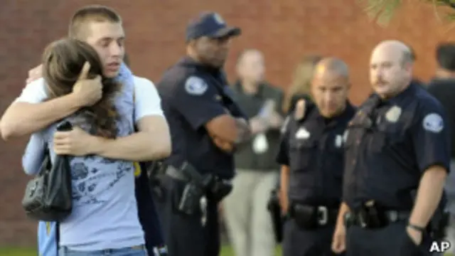 Un estudiante se abraza a su madre
