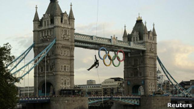 Олимпийский огонь прибывает в Лондон