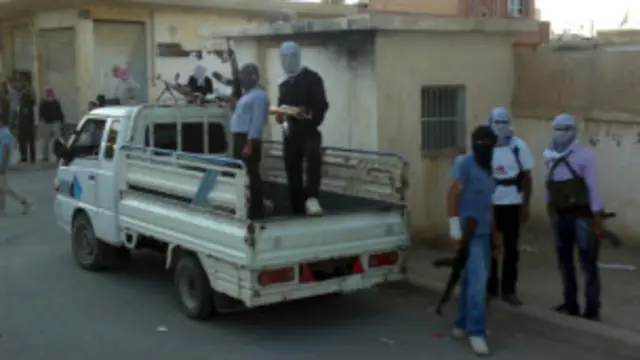 Phe nổi dậy giao tranh với lực lượng của chính phủ trong nhiều tháng qua.