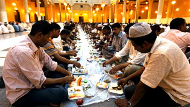 خدا کی مخلوقِ خدا کے ہاتھوں فروخت ہونے کے بجائے خدا کے نام کو فروخت کرنے میں زیادہ سہولت محسوس کرتی ہے