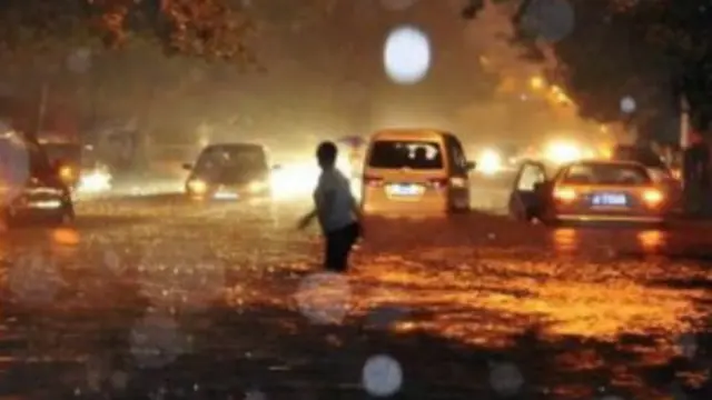 कई लोग सवाल कर रहे हैं कि आखिर बीजिंग की जल निकासी व्यवस्था बारिश से क्यों नहीं निपट पाई?