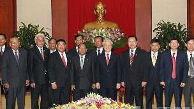 Phái đoàn Quốc hội Campuchia chụp ảnh lưu niệm với Tổng bí thư Nguyễn Phú Trọng (Ảnh của Thông tấn xã Việt Nam)