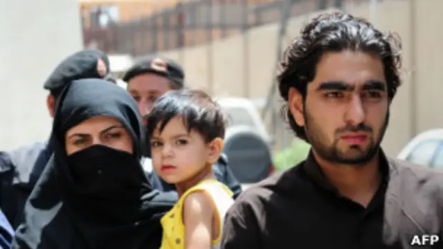 Hewad dan Marjman tiba di pengadilan di Peshawar, Pakistan