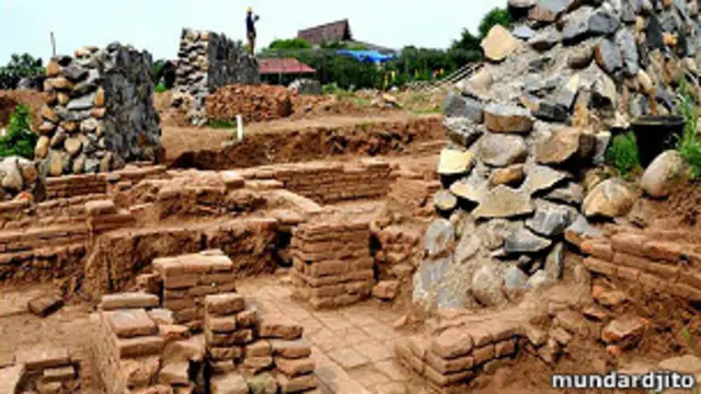 Pembangunan Pusat Informasi Majapahit (PIM) di situs Trowulan ditolak oleh Mundardjito, karena dianggap merusak situs Trowulan, sehingga proyeknya akhirnya dihentikan.