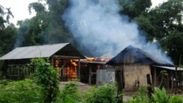 فسادات کے دوران کئی مکانوں کو آگ لگا دی گئي