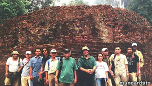 Bersama rekan-rekan Perhimpunan Pelestarian Muarojambi (PPM), Mundardjito di depan salah-satu situs Muarojambi.