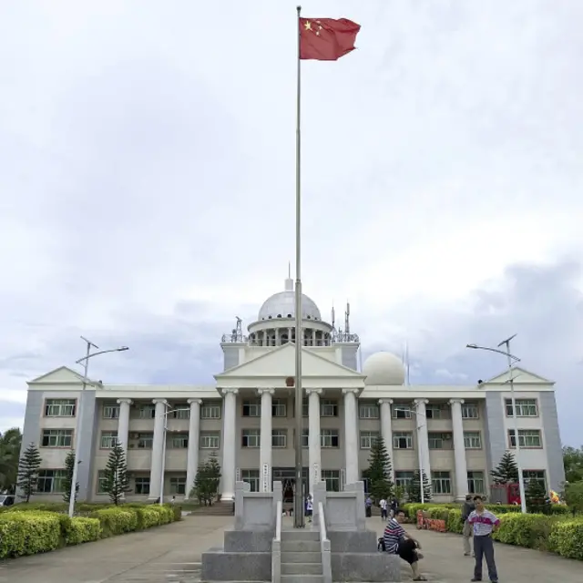 Dù 'quản lý' hàng vạn km vuông biển và đảo, Tam Sa không có nhiều dân. Các hãng tin nước ngoài cho rằng ở Hoàng Sa mà Trung Quốc gọi là Tây Sa chỉ có vài trăm ngư dân và các đơn vị quân đội.